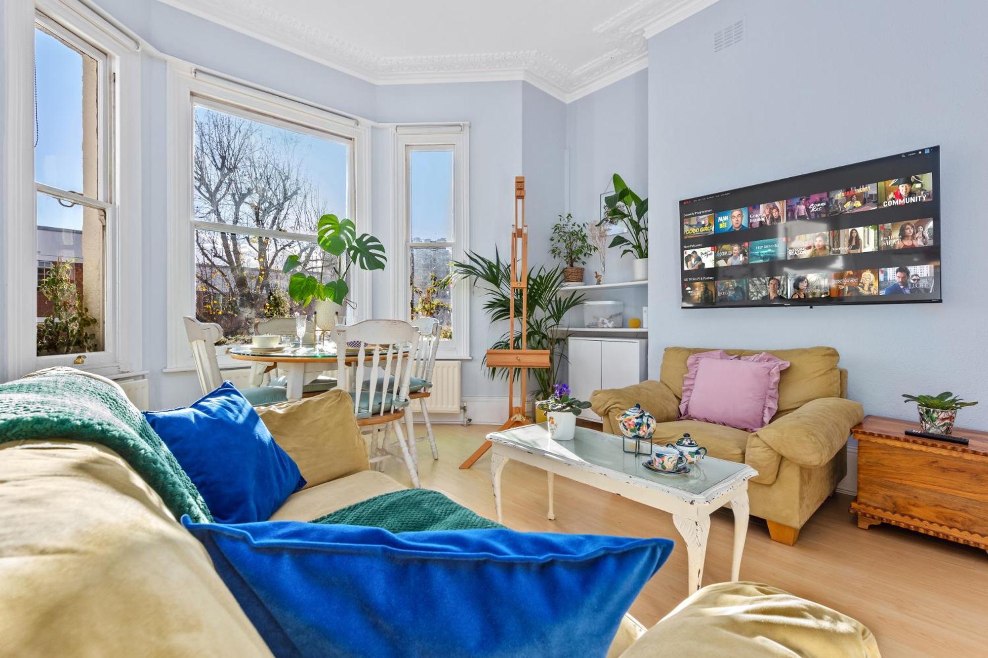 Artist's Bright Hampstead Heath Village 2 Bed * Londen