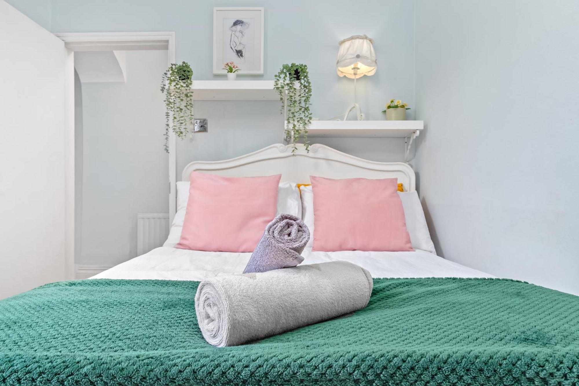 Апартаменты Artist's Bright Hampstead Heath Village 2 Bed