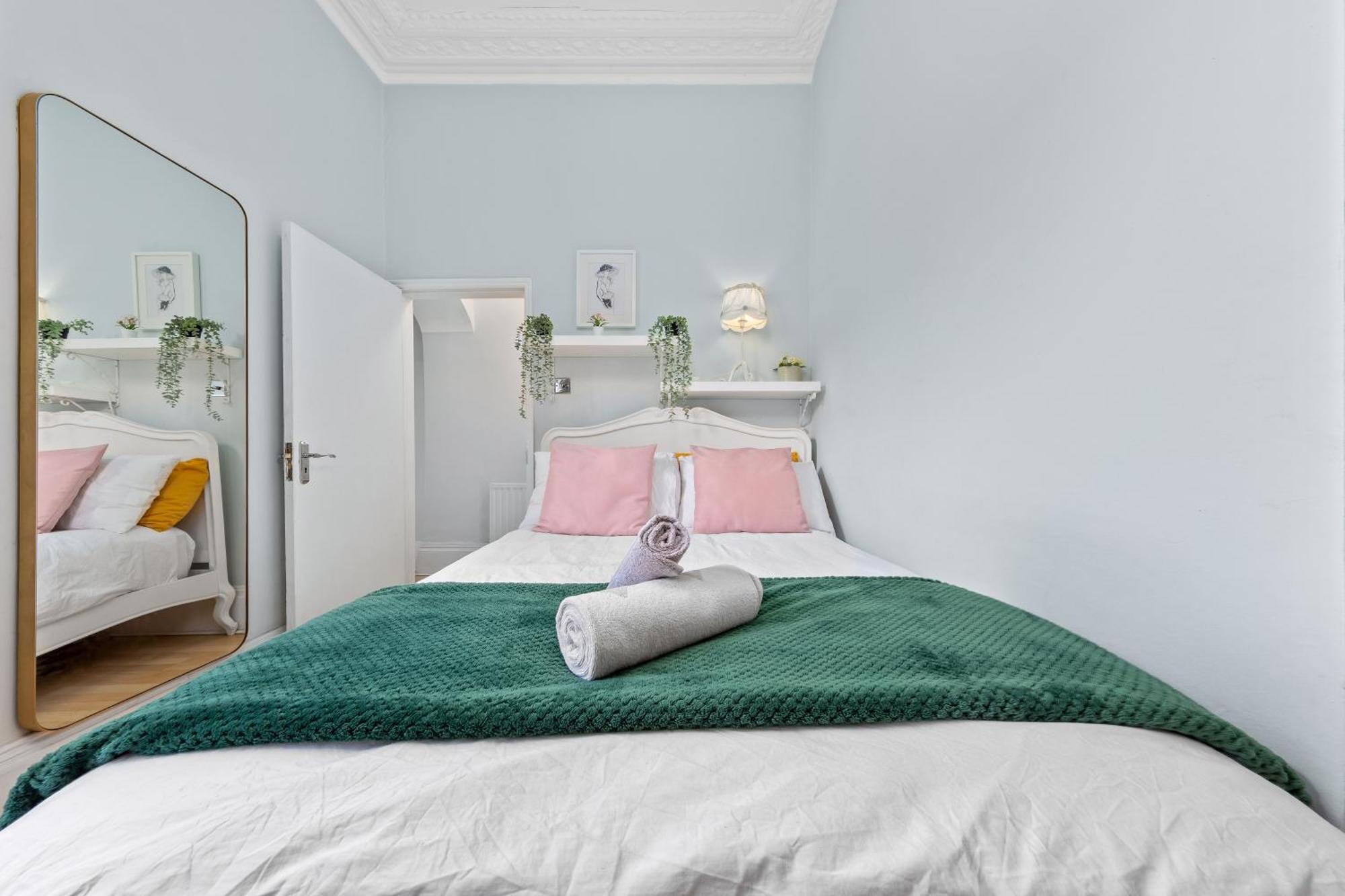 Апартаменты Artist's Bright Hampstead Heath Village 2 Bed Лондон