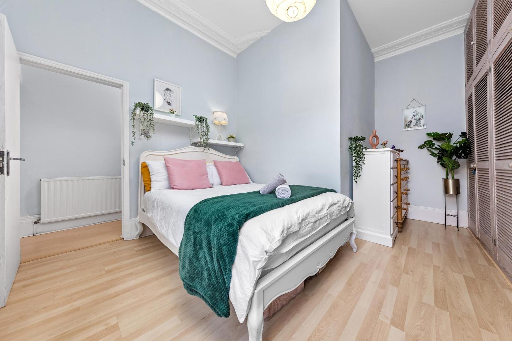 Апартаменты Artist's Bright Hampstead Heath Village 2 Bed *